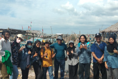 Para dosen dan mahasiswa yang berpartisipasi dalam kegiatan penelitian dan pengabdian kepada masyarakat di Pesisir Pantai, Kampung Anom, Banten