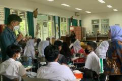 Salah satu siswa memberikan pertanyaan kepada pembicara dalam acara pengabdian kepada masyarakat fakultas biologi di ruang laboratorium kampus bambu kuning Unas, Sabtu, 29 Oktober 2022