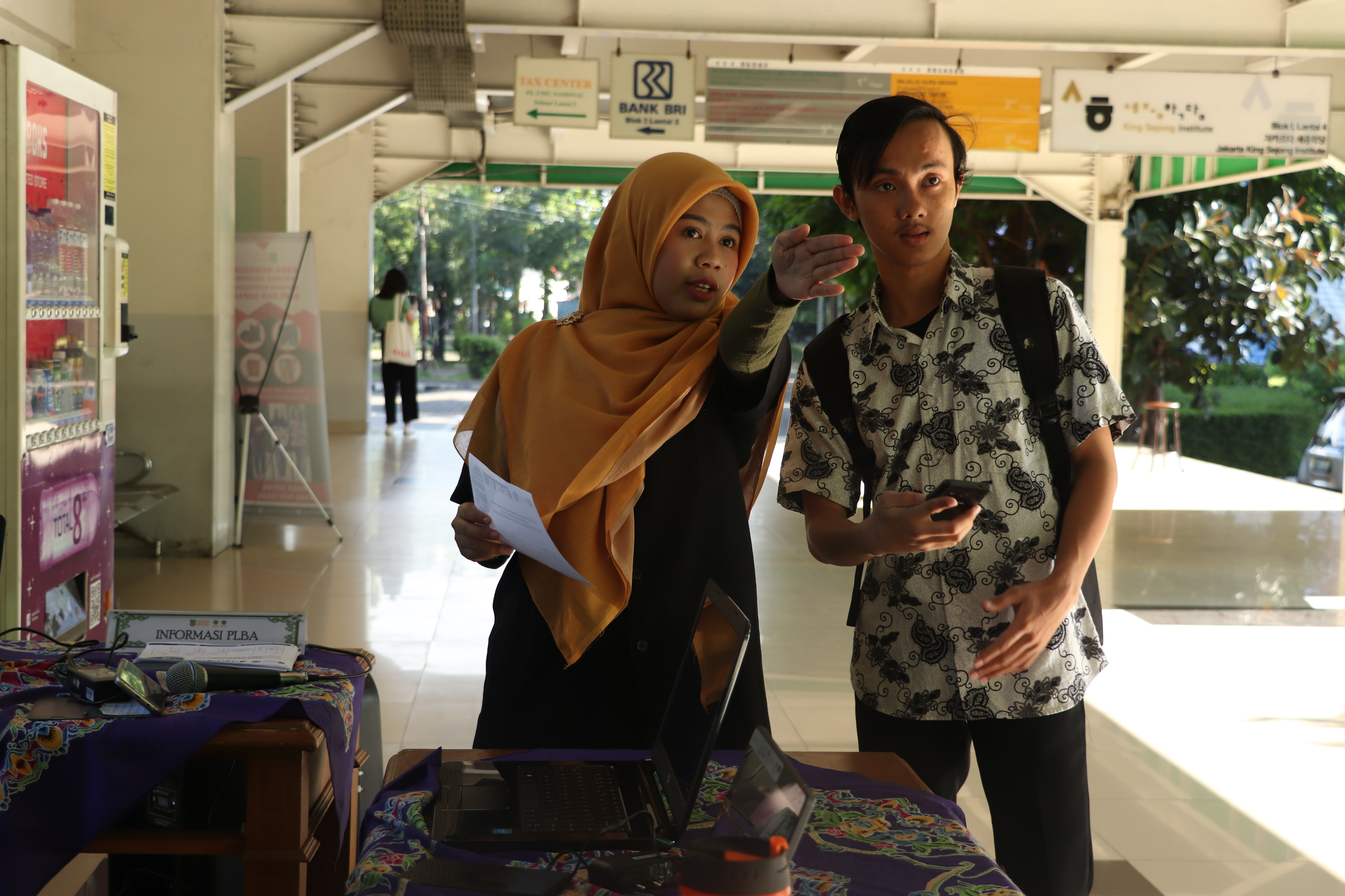 Panitia mengarahkan peserta ke kelas pada kegiatan pengenalan lingkungan budaya akademik Universitas Nasional, di Jakarta (21/3)
