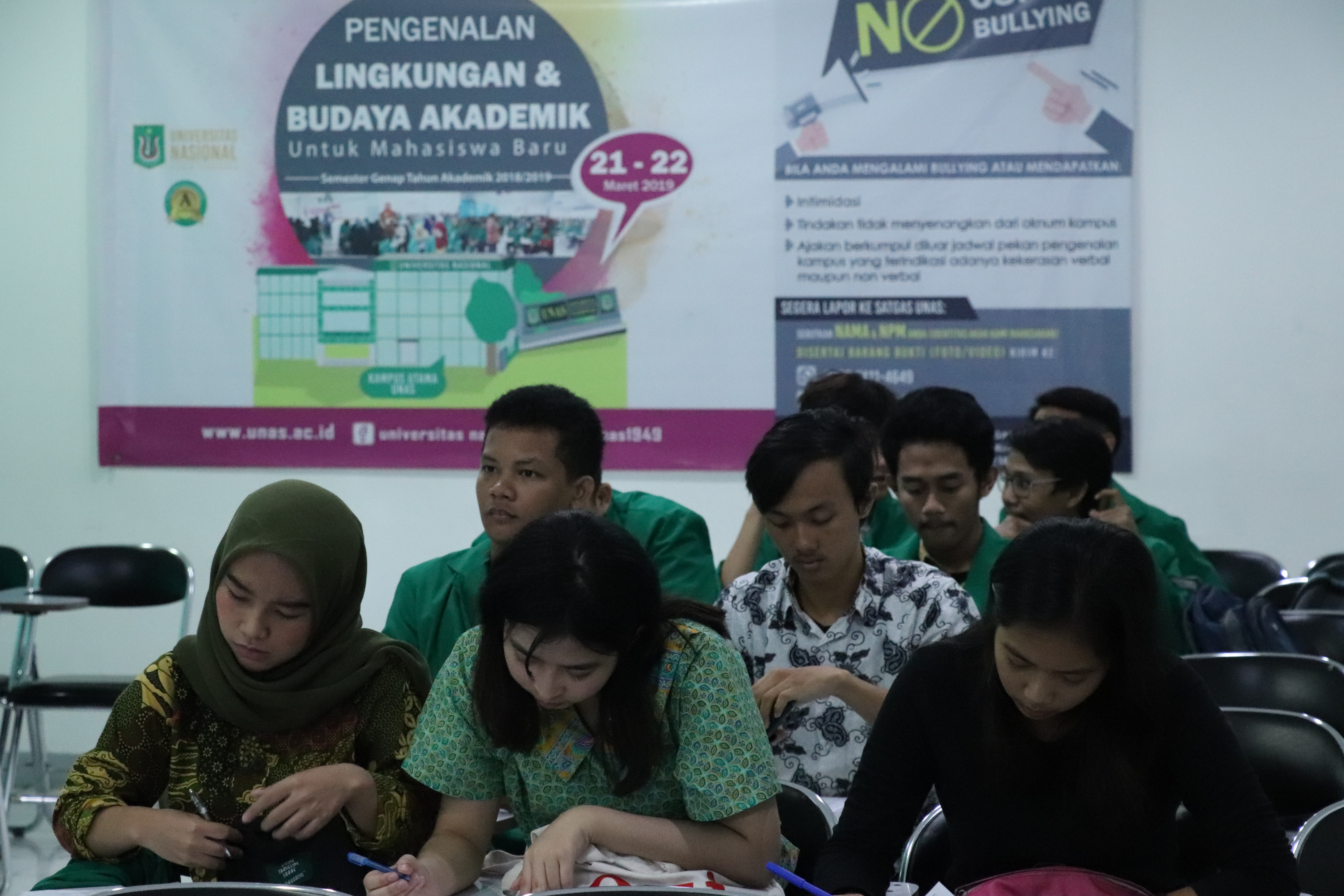 Para peserta sedang mengisi kuesioner yang diberikan panitia dalam kegitan PLBA UNAS, di Jakarta, (21/3)