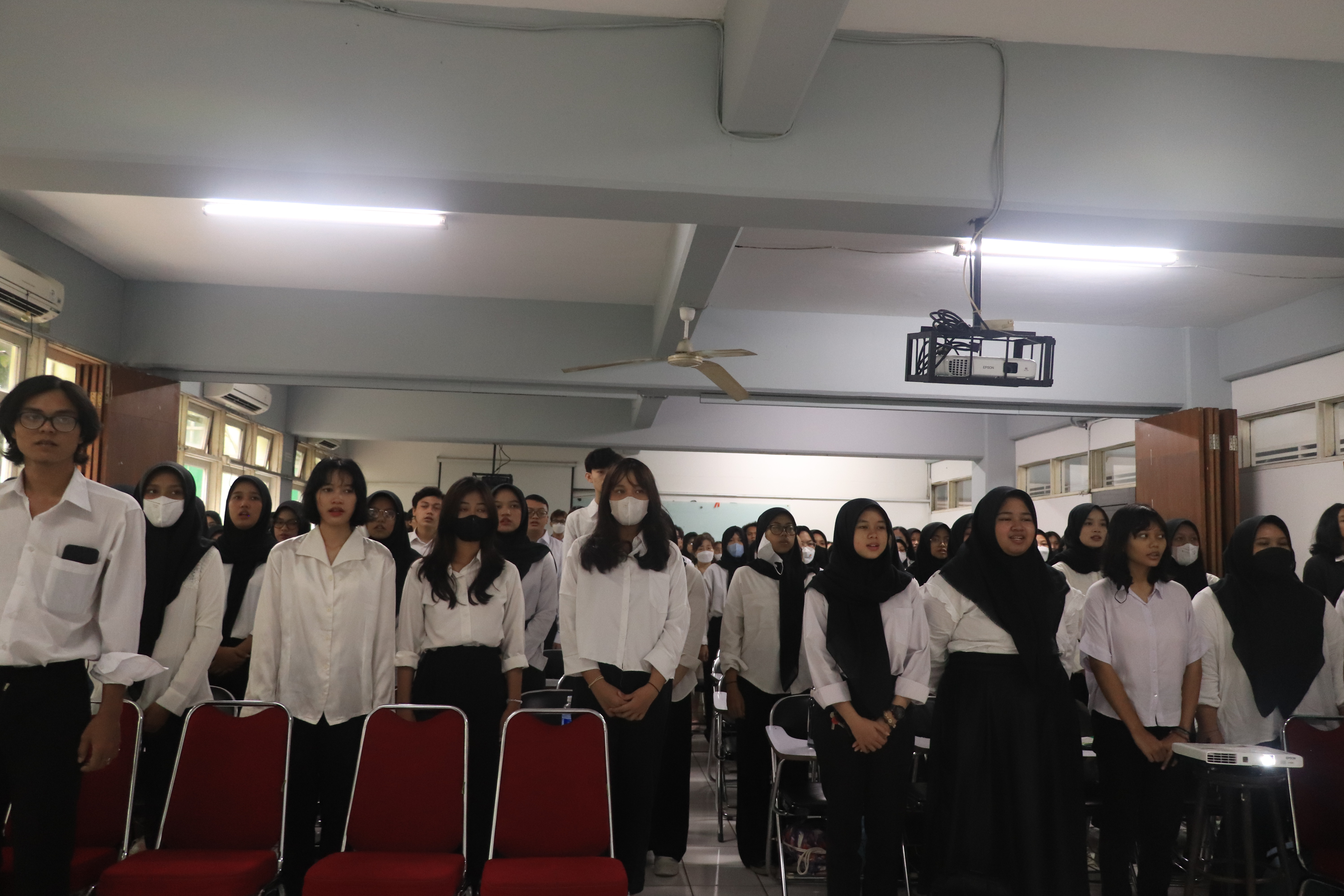 Mahasiswa Baru FBS Dalam Kegiatan PLBA Sedang Menyanyikan Lagu Indonesia Raya dan Mars UNAS di  Ruang Kelas Blok 4