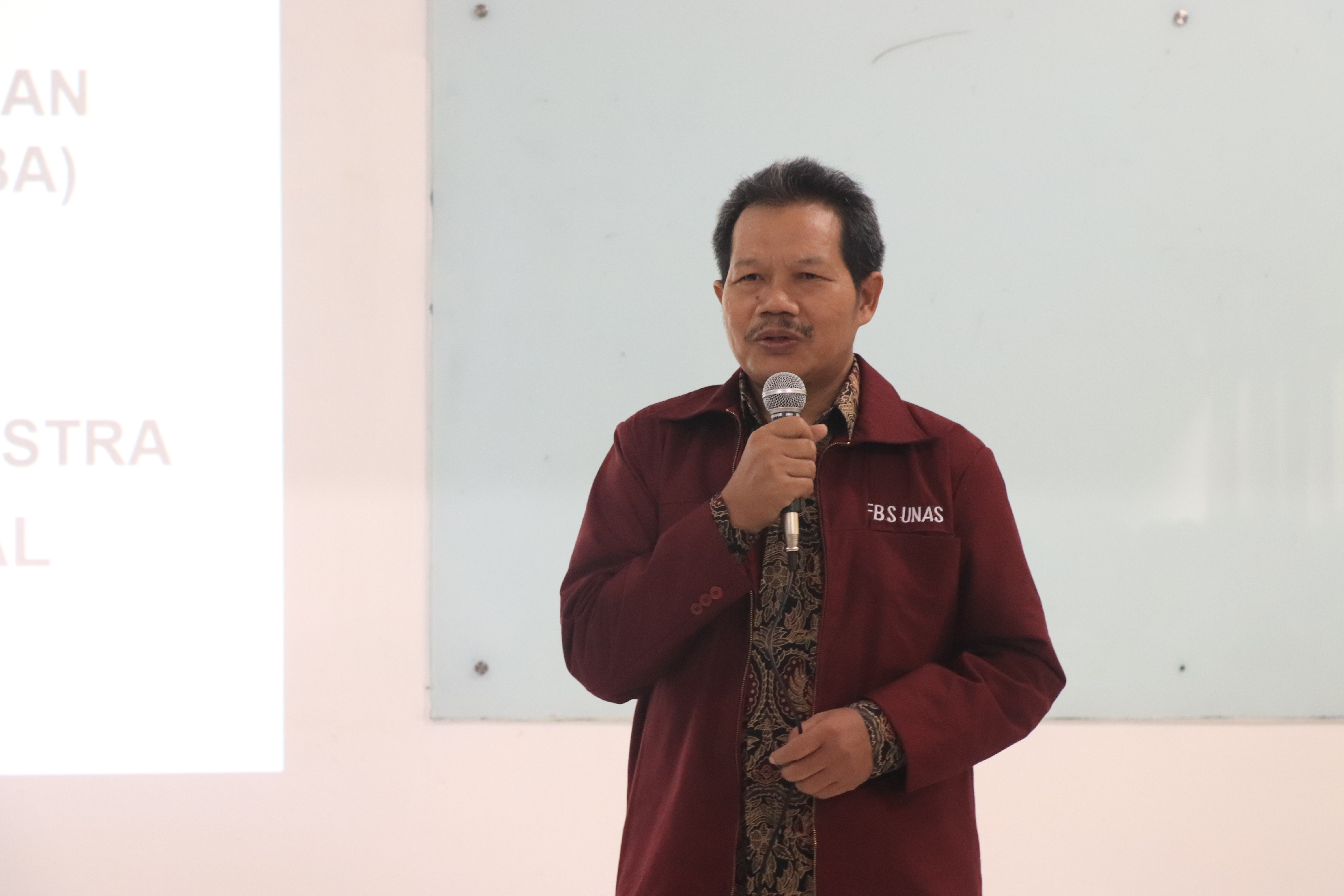 Dekan Fakultas Bahasa dan Sastra Dr. Drs. Somadi., M.Pd  Dalam Sambutannya di PLBA