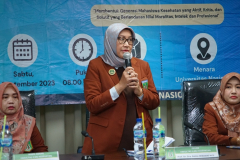 Dekan Fakultas Ilmu Kesehatan  Prof. Dr. Dra. Retno Widowati, M.Si. sedang memberikan sambutannya dalam  acara PLBA Fakultas Ilmu Kesehatan Semester Ganjil Tahun Akademik 2023/2024, di Menara Unas, Sabtu, 23 September 2023