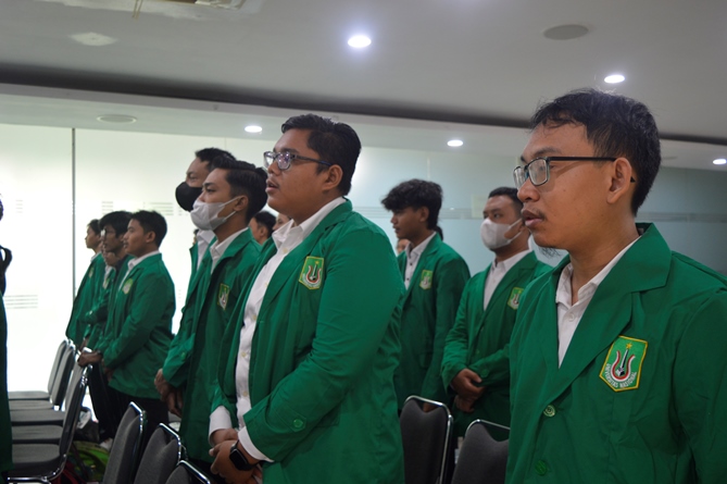 Menyanyikan Lagu Indonesia Raya dan Mars Unas dalam PLBA Fakultas Teknik dan Sains Semester Ganjil Tahun Akademik 2023/2024, di Ruang Seminar Selasar, Sabtu, 23 September 2023
