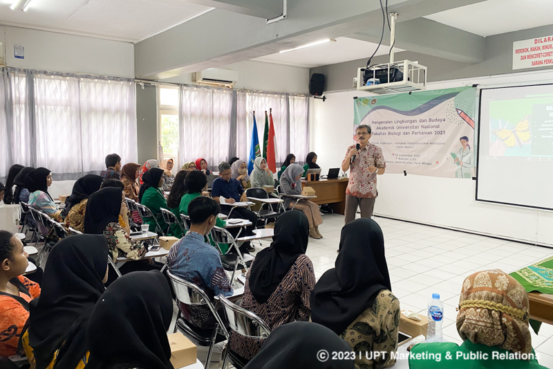 Alumni Prodi Biologi Unas Drs. Bambang Warsono, M.Si.M. menjadi motivator dengan menyampaikan beberapa materi kepada mahasiswa baru Fakultas Biologi dan Pertanian Unas