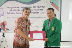 Pemberian sertifikat oleh Dekan Fakultas Biologi dan Pertanian Dr. Tatang Mitra Setia, M.Si. (kanan) kepada Alumni Prodi Biologi Unas Drs. Bambang Warsono, M.Si.M. (kiri)