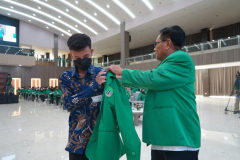 Penyematan jaket almamater oleh Wakil  Rektor  Bidang  Administrasi  Umum,  Keuangan,  dan  SDM Prof. Dr. Sugiyanto, M.Si. kepada perwakilan mahasiswa baru  (3)