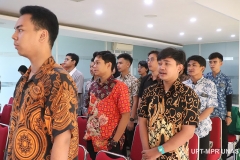 Peserta PLBA menyanyikan indonesia raya