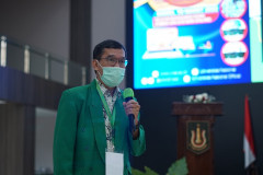 Dekan Fakultas Biologi/ Pemateri Dr. Tatang Mitra Setia, M.Si. saat memaparkan materi nya dalam acara Pengenalan Lingkungan & Budaya Akademik Semester Genap Tahun Akademik 2021/2022 Kamis, 10 Maret 2022