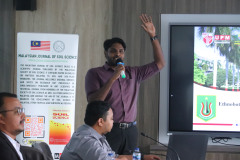 Dr. Keeren Sundara Rajoo Menjelaskan Materinya dalam Kegiatan Visiting Lecture