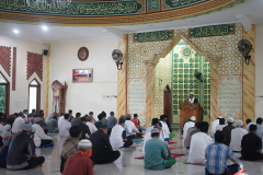Suasana saat solat setelah solat idul adha di Masjid Sutan Takdir Alisjahbana, Selasa 20 Juli 2021