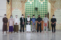 Foto bersama panitia qurban dan jamaah setelah solat idul adha di Masjid Sutan Takdir Alisjahbana, Selasa 20 Juli 2021