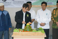 Ketua Pusat Pengajian Islam Universitas Nasional Dr. Fachruddin M Mangunjaya, M.Si. saat potong tumpeng sebagai tanda simbolis perayaan 39 Tahun PPI UNAS, Selasa, 20 Februari 2024, di Exhibition Room