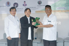Pemberian cinderamata oleh Ketua Pusat Pengajian Islam Universitas Nasional Dr. Fachruddin M Mangunjaya, M.Si. (tengah) kepada Penulis buku Saleh Umar Al Haddar (kanan)