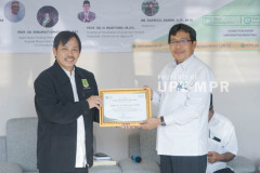 Pemberian sertifikat oleh Ketua Pusat Pengajian Islam Universitas Nasional Dr. Fachruddin M Mangunjaya, M.Si. (kiri) kepada Direktorat Pendidikan Diniyah dan Pondok Pesantren, Kementerian Agama RI Prof. Dr. H. Waryono, M.Ag. (kanan)