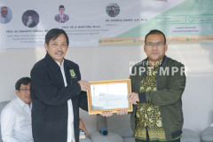 Pemberian sertifikat oleh Ketua Pusat Pengajian Islam Universitas Nasional Dr. Fachruddin M Mangunjaya, M.Si. (kiri) kepada Moderator/ Sekretaris Program Studi Doktoral Ilmu Politik Pascasarjana Dr. Safrizal Rambe, S.I.P., M.Si. (kanan)