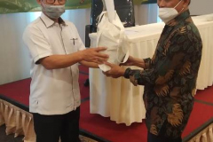 Pemberian cinderatama dalam kegiatan “Workshop Pendidikan Lingkungan Hidup untuk Kalangan Pesantren” pada Rabu, 7 April 2021 di Hotel Premiere Pekanbaru, Riau