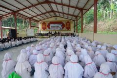 para siswa sedang mengikuti kegiatan yang berlangsung dalam acara PPI bersama Yayasan Kehati Adakan Program Ekopesantren, di Pondok Pesantren Kun Karima, Pandeglang, Selasa, 10 Oktober 2023
