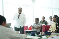 Ketua Program Studi	Magister Ilmu Politik Dr. M. Alfan Alfian Mahyudin, M.Si. (baju putih) memberikan pertanyaan kepada narasumber