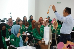 Instruktur memberikan pelatihan kepada calon bidan pada kegiatan Pelatihan Preceptorship dan Comprehensive Emergency Midwifery Training (CEMT) “Mewujudkan Instruktur Klinik Yang Kompeten Guna Tercapai Bidan Yang Profesional” pada Kamis-Sabtu (04-06/7) di Menara UNAS Ragunan Jakarta