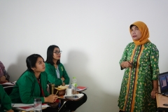 Instruktur memberikan materi kepada peserta pelatihan pada kegiatan Pelatihan Preceptorship dan Comprehensive Emergency Midwifery Training (CEMT) “Mewujudkan Instruktur Klinik Yang Kompeten Guna Tercapai Bidan Yang Profesional” pada Kamis-Sabtu (04-06/7) di Menara UNAS Ragunan Jakarta