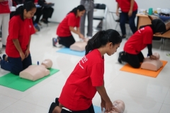 Peserta Pelatihan mencoba pelatihan bagaimana menengani pasien dalam kondisi darurat