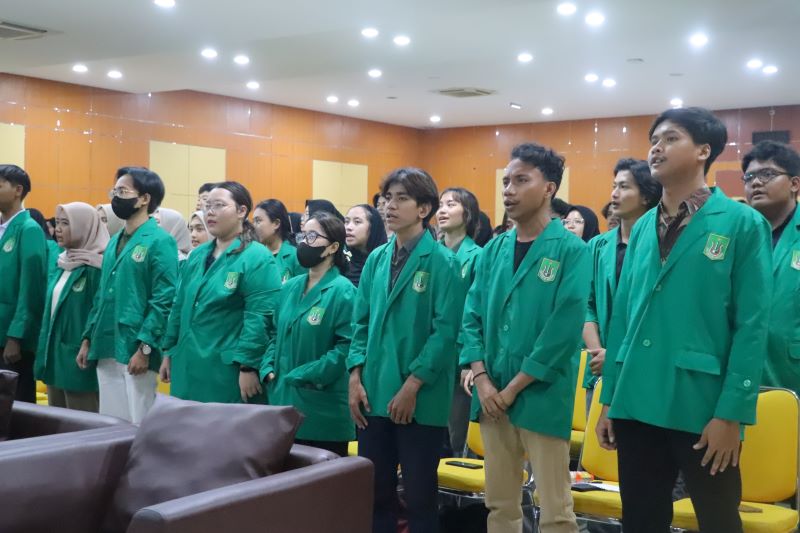 Peserta Kuliah Umum menyanyikan lagu Indonesia Raya di Ruang Aula Blok 1 Lantai 4, Unas, Selasa (31/10)