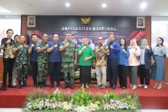 Para Dosen FISIP foto bersama dengan TNI AD dalam Kuliah Umum,  di Ruang Aula Blok 1 Lantai 4, Unas, Selasa (31/10)