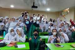 Mahasiswa/i Program Studi Sastra Inggris pada saat memberikan ilmu kepada siswa/siswi sekolah menengah atas (SMA) di wilayah Jakarta, Depok, dan Belitung