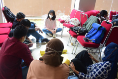 Mahasiswa-Sedang-Berdiskusi-Mengenai-Cara-Kerja-di-Perusahaan-Jepang
