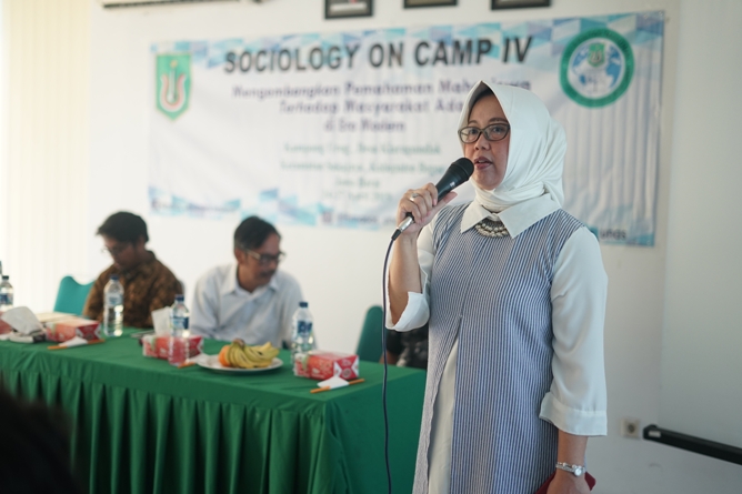 Kaprodi Sosiologi (Dr. Erna Ermawati Chotim, M.Si.) Sedang memberikan arahan kepada mahasiswa