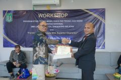 Sertifikat Workshop diberikan kepada Juniarto, S.Pd. sebagai Kepala Sekolah SMK Link and Match, di Exhibition Room UNAS, Selasa, 7 Mei 2024.