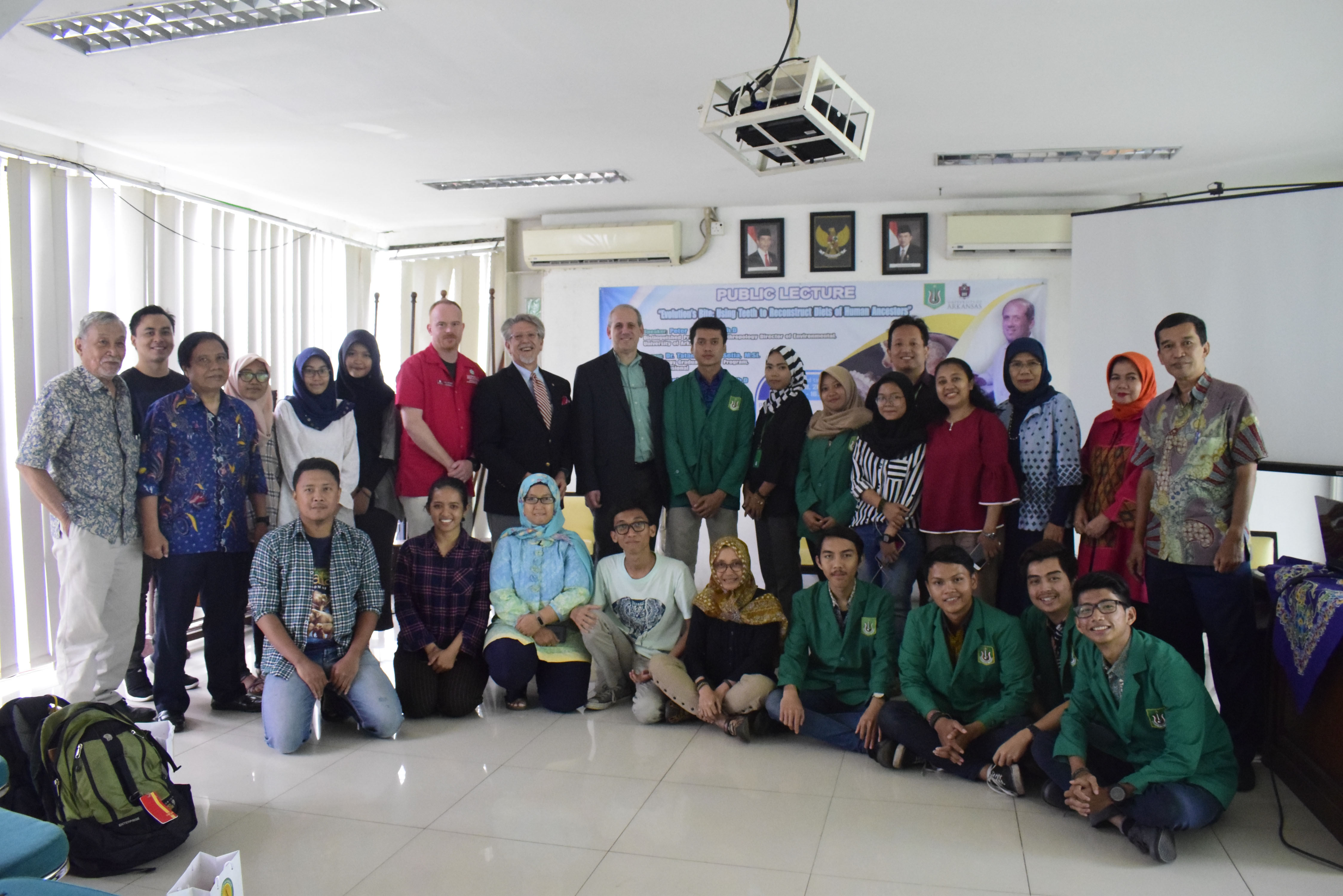 foto bersama para peserta kuliah umum dengan dosen biologi Universitas Nasional dan juga para pembicara dari Universitas Arkansas, di Jakarta (18/3).