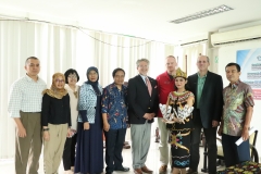 foto bersama penari kalimantan, dosen di lingkup fakultas biologi Universitas Nasional, kantor kerjasama Internasional dan para pembicara dari Universitas Arkansas, di Jakarta (18/3).