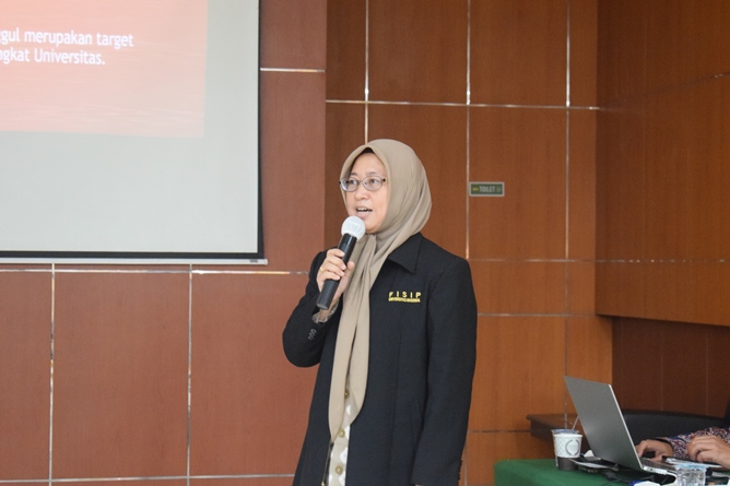 Presentasi oleh Ketua Prodi Hubungan Internasional, Dr. Irma Indrayani, S.I.P., M.Si. dalam rapat dosen FISIP