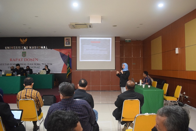 Presentasi oleh Dekan FISIP, Dr. Erna Ermawati Chotim, M.Si. dalam kegiatan rapat FISIP