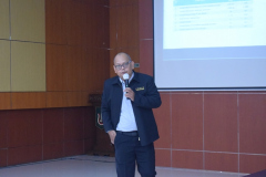 Presentasi oleh Ketua Prodi Ilmu Komunikasi, Drs. Adi Prakoso, M.Si. dalam rapat dosen FISIP
