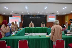 Saat menyanyikan Indonesia Raya dalam kegiatan Rapat Evaluasi Kerja (RASIJA) FTKI Semester Ganjil 2020-2021 berlangsung pada Jum'at 9 April 2021 di Aula Blok 1 UNAS