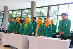 Para hadirin sedang  menyanyikan lagu Indonesia Raya dan Mars Universitas Nasional, di Exhibition Room UNAS, Sabtu, 2 Maret 2024.