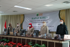 Menyanyikan lagu Indonesia Raya dalam pembukaan rapat kerja FIKES