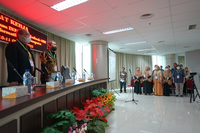 Menyanyikan lagu Indonesia Raya dalam pembukaan raker