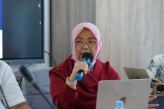 Sambutan oleh Dekan FISIP Dr. Erna Ermawati Chotim, S.Sos., M.Si., di Ruang Rapat Cyber Unas, Rabu, 20 Desember 2023.