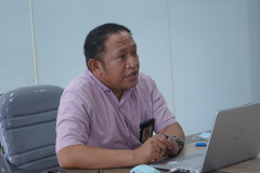 Kepala Administrasi Kemahasiswaan Kamaruddin Salim, S.Sos., M.Si. sedang menyampaikan materinya dalam kegiatan Rapat Tim POKJA Tata Kelola BPK, di Ruang Rapat Cyber  Library, Selasa 11 April 2023