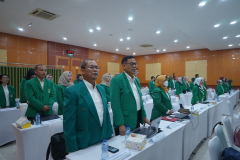 Menyanyikan lagu Indonesia Raya dan Mars UNAS dalam pembukaan kegiatan Rapat Tinjauan Manajemen (RTM) dan SPMI Award di Aula Blok I lantai IV UNAS, Jumat (26/04).