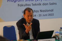 Asesor Prof. Dr. Ing. Mulyadi Bur dari Universitas Andalas (Unand), Padang saat meminta klarifikasi data dari tim program studi teknik mesin