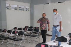 Pengecekan fasilitas kelas oleh asesor Prof. Dr. Ing. Mulyadi Bur (kanan) didampingi Ketua Program Studi Teknik Mesin Basori, S.T., M.T. (kiri)