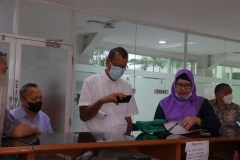 Pengecekan fasilitas akademik oleh asesor Prof. Dr. Ing. Mulyadi Bur (kanan) didampingi tim akreditasi dari program studi teknik mesin