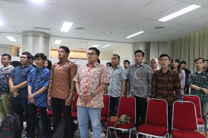 Menyanyikan lagu Kebangsaan Indonesia Raya (2)