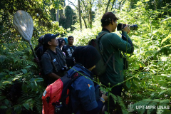 Saat proses pengamatan hewan di Taman Nasional Gunung Tambora