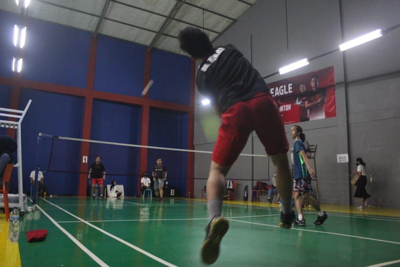 Pelaksanaan kegiatan Turnamen Badminton